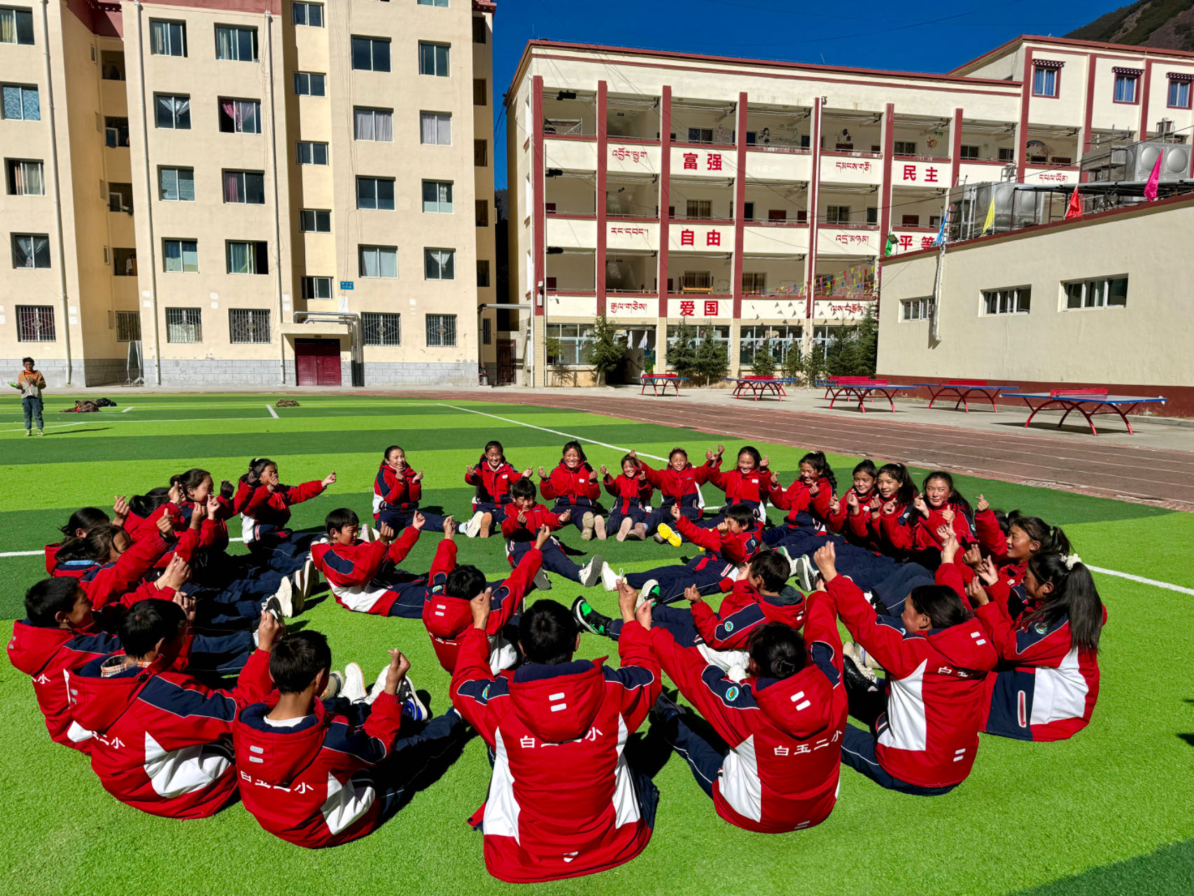 累計捐資720萬改善白玉縣二完小辦學(xué)條件