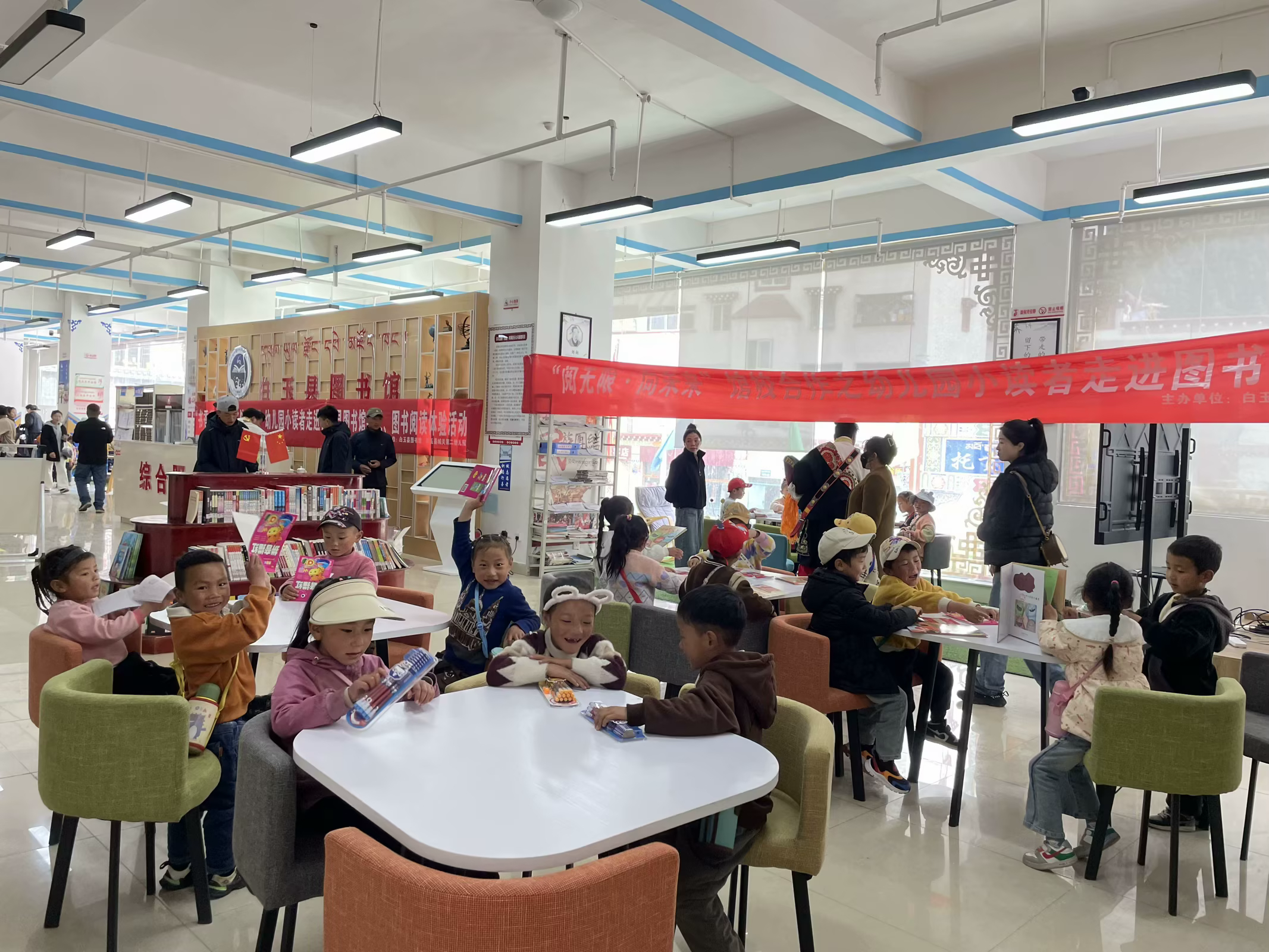 捐資208萬余元，改造提升白玉縣圖書館、文化館